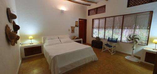 Postel nebo postele na pokoji v ubytování Las Palmas - Espectacular casa a borde de lago con piscina