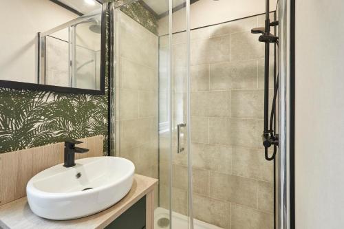 ein Badezimmer mit Waschbecken und Dusche in der Unterkunft Teejay's Lodge with Hot Tub in York