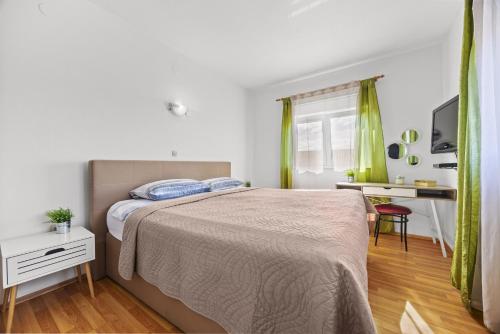 Apartments ES with Pool