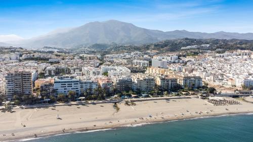 Elegant Beachside 2 Bedroom with Rooftop Pool
