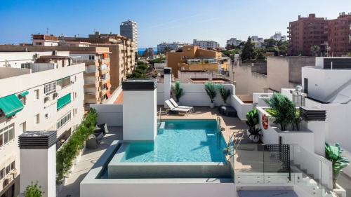 Elegant Beachside 2 Bedroom with Rooftop Pool