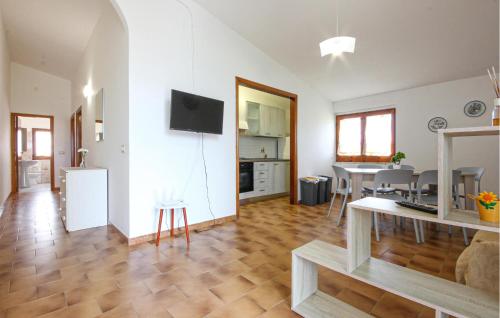 ein Wohnzimmer mit einem TV und einem Esszimmer in der Unterkunft 2 Bedroom Pet Friendly Apartment In Casal Velino in Castellammare di Velia