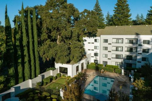 an aerial view of a building with a swimming pool at Courtyard Sacramento Airport Natomas in Sacramento