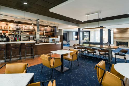 a restaurant with tables and chairs and a bar at Courtyard Sacramento Airport Natomas in Sacramento