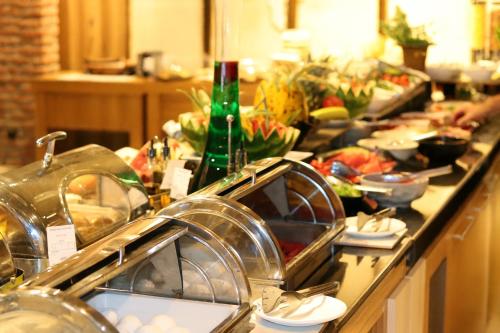 un mostrador de cocina con un montón de comida. en Empire Hotel İstanbul, en Estambul