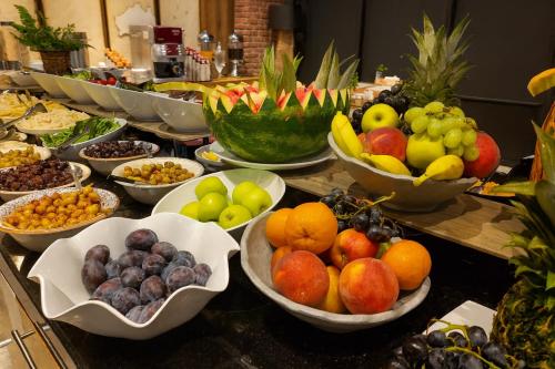 un buffet con tazones de fruta en una mesa en Empire Hotel İstanbul, en Estambul