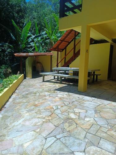 アングラ・ドス・レイスにあるPraia e naturezaのパティオ(ベンチ、テーブル付)