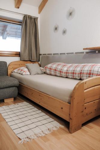 un letto di legno in una stanza con una finestra di Luggishof a Campo Tures