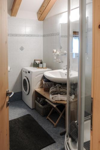 un bagno con lavatrice e lavandino di Luggishof a Campo Tures
