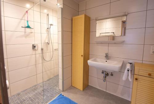 a bathroom with a shower and a sink at Chalet Alpine Royal A Top 2 in Krimml