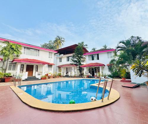 een zwembad voor een gebouw bij 2 bedroom perfect stay villas in Anjuna
