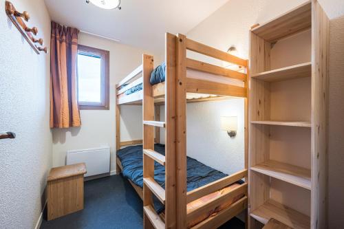 En eller flere senge i et værelse på Les Alpages du Corbier B002