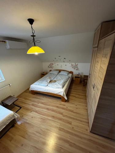 En eller flere senge i et værelse på Ezo Apartmanház Balatonberény