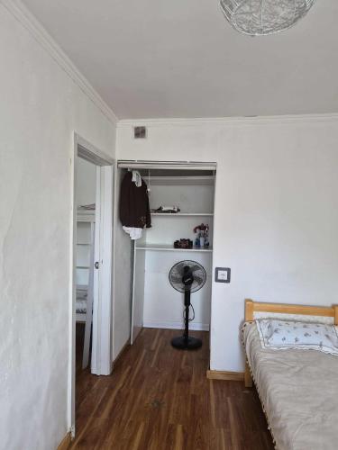 una camera da letto con un letto e un armadio di Tsese a Ulaanbaatar