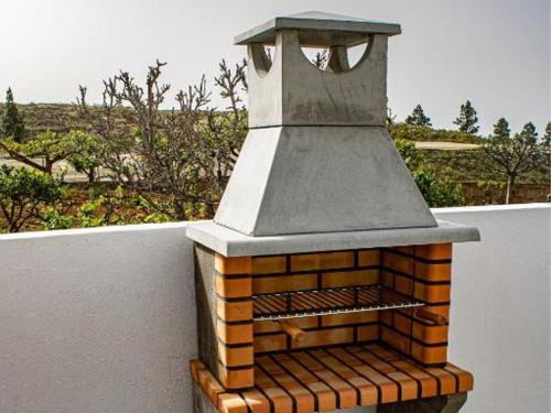 einem Backsteinofen auf einer Wand in der Unterkunft Live Adeje Taucho Relax Place with Terrace in Adeje