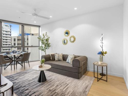 Posezení v ubytování 1BR Retreat- City & River Views Queen's Wharf