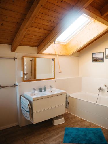 a bathroom with a sink and a bath tub at Das Vogelnest in Mössingen