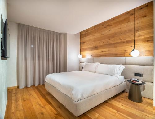 Ένα ή περισσότερα κρεβάτια σε δωμάτιο στο Cademai Alpenglow Chalet with Sauna R&R