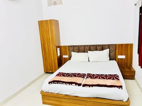 Postel nebo postele na pokoji v ubytování Hotel Shri Ram Palace