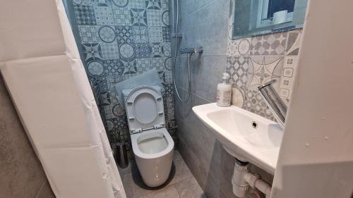 Ένα μπάνιο στο Bed and Blue by the Beach