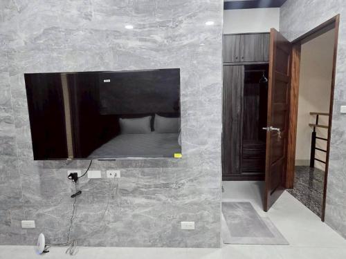 東港鎮にある東港包棟 悠舍民宿の小さなベッドルーム(石壁のベッド付)