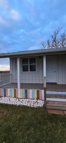 een huis met een kleurrijk hek ervoor bij SeaShell Motel in Kensington