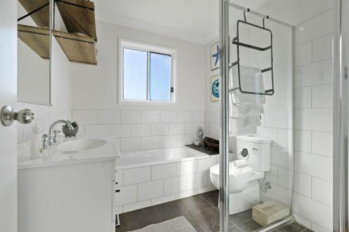 Ένα μπάνιο στο Heated Pool Fireplace Games Room and Pet Friendly