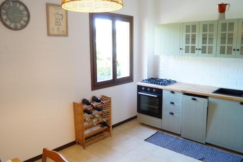 eine Küche mit einem Herd, einem Waschbecken und einem Fenster in der Unterkunft Casa Florian in Vito dʼAsio