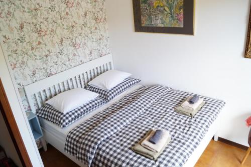 ein Schlafzimmer mit einem Bett mit zwei Handtüchern darauf in der Unterkunft Casa Florian in Vito dʼAsio