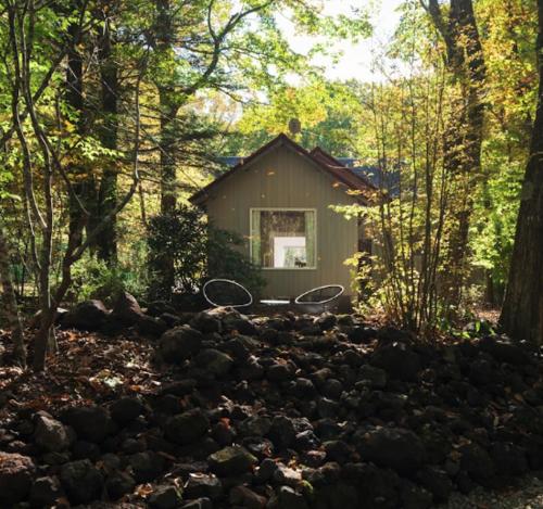 嬬恋村にあるWHITE HUT l ホワイトハットの森の真ん中にある小さな家