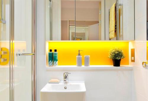 a bathroom with a sink and a mirror at For Students Only - Student Castle Cambridge in Chesterton