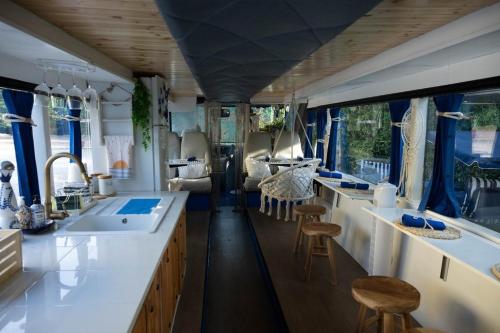 GoitoにあるAgri Campeggio La Passeggiata solo posti campeggio camper roulotte tendeのキッチン(シンク、カウンター、スツール付)