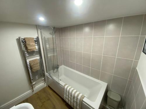 une salle de bain avec douche et baignoire et toilettes dans l'établissement Seatons Hidden Gem Charming Holiday Cottage with Garden, à Sigglesthorne