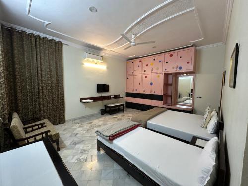 Ένα ή περισσότερα κρεβάτια σε δωμάτιο στο Sudarshan Homestay