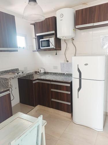 a kitchen with a white refrigerator and a microwave at Catalina - Excelente ubicación en pleno centro - 2B in Santa Fe