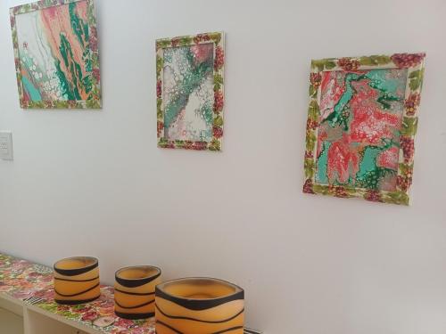 three bowls on a table with paintings on the wall at Catalina - Excelente ubicación en pleno centro - 2B in Santa Fe