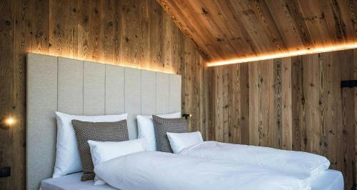 Ένα ή περισσότερα κρεβάτια σε δωμάτιο στο Chalet With Spa In South Tyrol