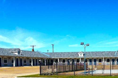 a building with a fence in front of it at Victorian Inn by Belvilla White sboro US Hwy 82 in Whitesboro