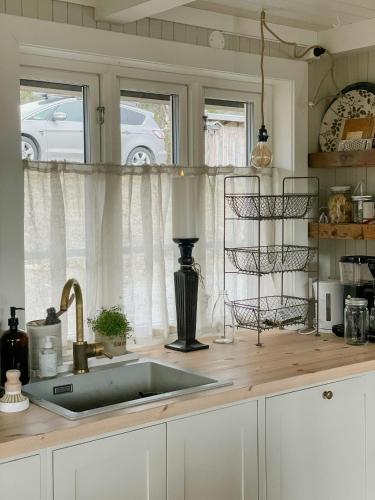 Kuchyň nebo kuchyňský kout v ubytování Family-Friendly Seter Cabin Near Makalaus Peak