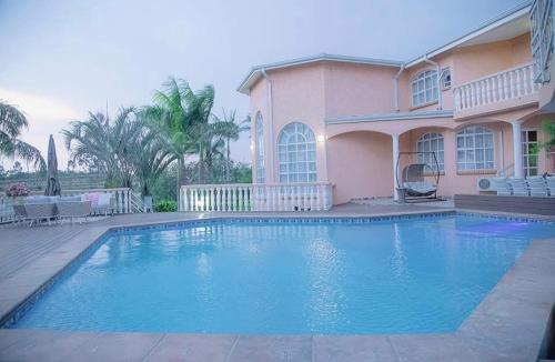 Bazén v ubytování Ekupholeni Garden Villas nebo v jeho okolí