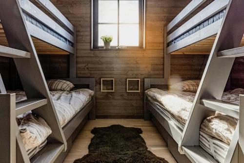 una habitación con dos literas y una ventana en Modern Cabin With Ski In Ski Out In Idre Himmelfjäll, en Idrefjäll