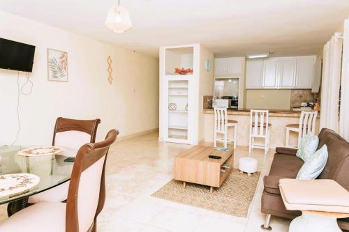 ein Wohnzimmer mit Sofa und Tisch in der Unterkunft Ocean Bliss Apt 9 in Christchurch