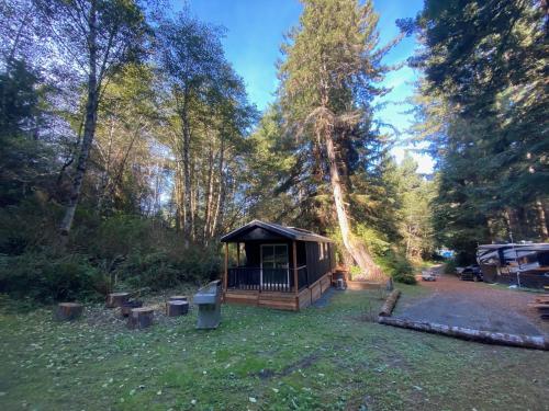 een tuinhuisje in het midden van een tuin bij The Black Bear Cabin in Klamath