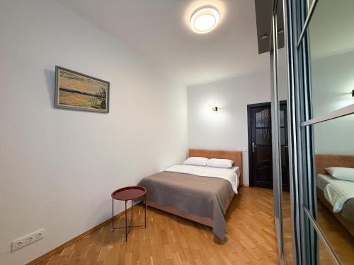 Ένα ή περισσότερα κρεβάτια σε δωμάτιο στο Kyiv 3D Kruglik Apartment