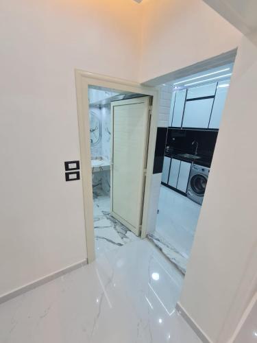 een open deur in een kamer met een keuken bij بحر مباشر in Alexandrië