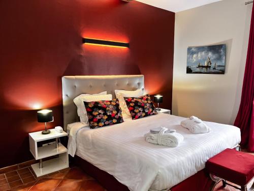 Postel nebo postele na pokoji v ubytování Hôtel Le Château Fort de Sedan