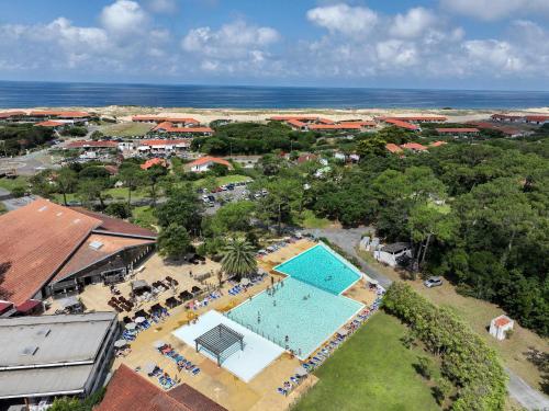 une vue aérienne d'une piscine dans un complexe hôtelier dans l'établissement Belambra Clubs Seignosse Les Estagnots, à Seignosse