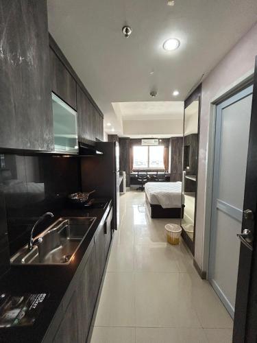 a kitchen with a sink and a bed in a room at Nagoya Mansion Residence with City View in Nagoya