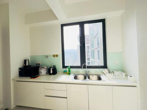 Η κουζίνα ή μικρή κουζίνα στο Sea View 3BR Family Suite with Bathtub & Sauna, Jazz Penang