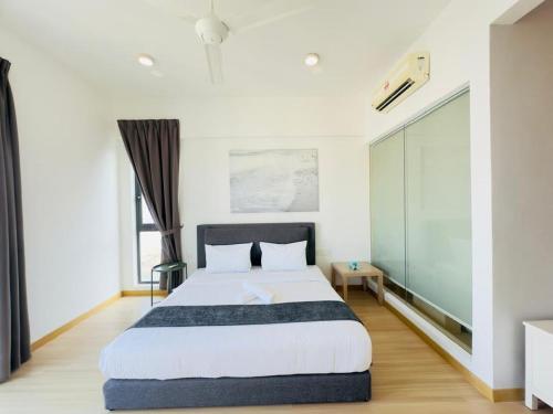 Ένα ή περισσότερα κρεβάτια σε δωμάτιο στο Sea View 3BR Family Suite with Bathtub & Sauna, Jazz Penang